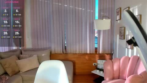 Snapshot of daphne_chers chatting on February 14, 12:03 pm daphne_chers online show from February 14, 12:03 pm