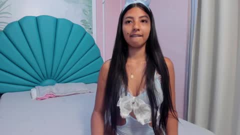 Snapshot of daphne_fox_ chatting on January 28, 2:43 am Daphne  online show from January 28, 2:43 am