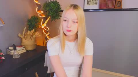 Kami online show from November 18, 3:29 am