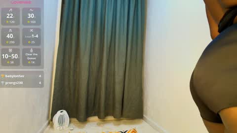 Dee online show from April 3, 7:45 pm