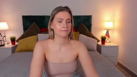 delinasis online show from March 29, 1:59 am