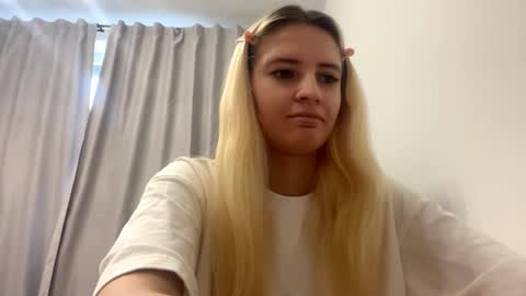 Amelia online show from May 26, 1:10 pm