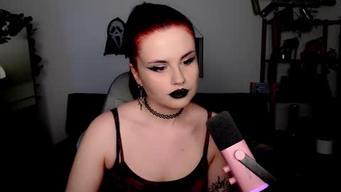 dellacrush_ online show from November 8, 6:02 pm