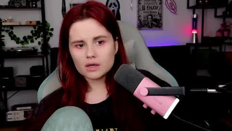 dellacrush_ online show from April 1, 6:05 pm