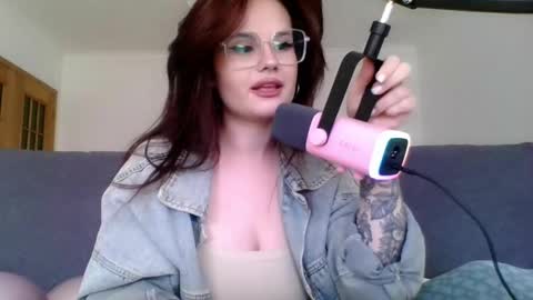 dellacrush_ online show from March 6, 2:40 pm