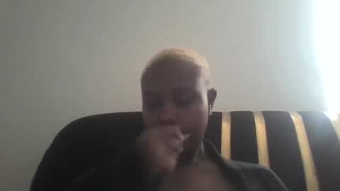 dellarine517299 online show from December 1, 8:40 am