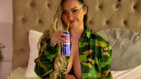 Ela online show from May 15, 11:51 pm