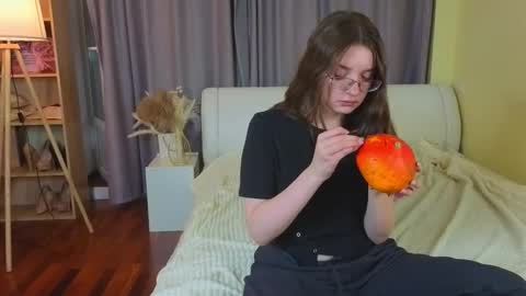 Snapshot of dessiehollembaek chatting on October 29, 1:37 pm kristine online show from October 29, 1:37 pm