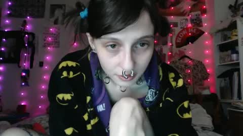 Snapshot of devilg1rl chatting on February 23, 11:04 am poutyangel online show from February 23, 11:04 am