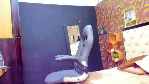 Snapshot of deyy_madisson chatting on December 20, 8:01 pm Madisson online show from December 20, 8:01 pm