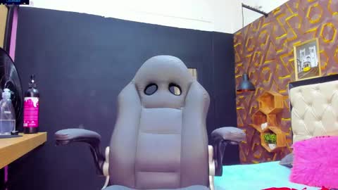 Snapshot of deyy_madisson chatting on January 18, 8:19 pm Madisson online show from January 18, 8:19 pm