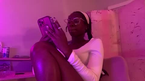 Snapshot of dimedoll33 chatting on September 30, 1:22 am black american princess online show from September 30, 1:22 am