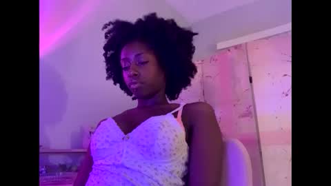 Snapshot of dimedoll33 chatting on October 18, 3:20 am black american princess online show from October 18, 3:20 am