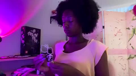 Snapshot of dimedoll33 chatting on October 31, 10:14 pm black american princess online show from October 31, 10:14 pm