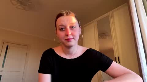 Niia online show from June 19, 2:42 pm