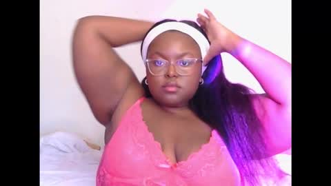 divinenicole22 online show from November 18, 6:20 pm