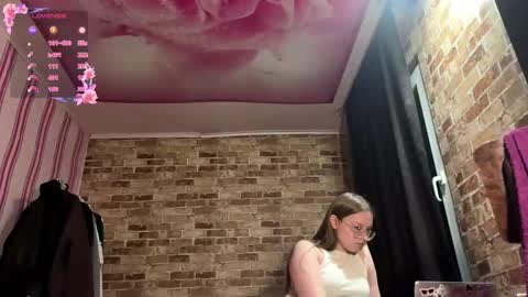 Snapshot of dixiehein chatting on October 31, 3:27 pm Lily online show from October 31, 3:27 pm