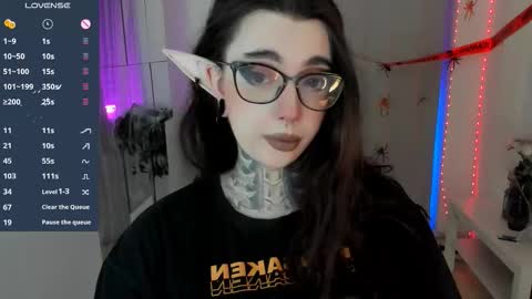 dixipixi_ online show from October 23, 5:57 am