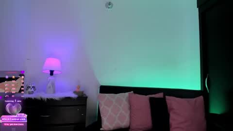 Snapshot of doll_venus chatting on March 4, 10:16 pm Roxana independent model can you help me reach 100 hands up uwu online show from March 4, 10:16 pm