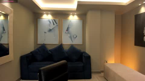 Dominique online show from January 6, 7:45 pm