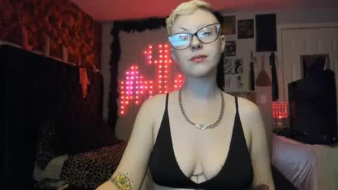 Snapshot of dreagentry chatting on December 4, 5:05 am Your Majesty online show from December 4, 5:05 am