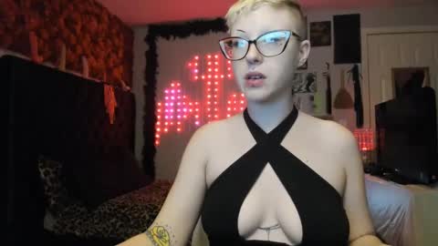 Snapshot of dreagentry chatting on December 11, 7:31 am Your Majesty online show from December 11, 7:31 am