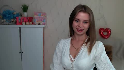 Snapshot of dream_mari chatting on September 17, 7:28 am Mari online show from September 17, 7:28 am