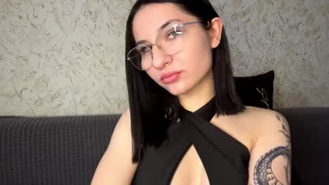 Polly day and Amelia night online show from December 21, 4:17 am