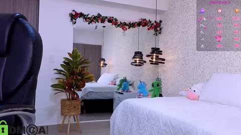 dulce_isabel_ online show from May 11, 3:52 am