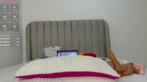 ebony_pearl69 online show from April 9, 6:19 am