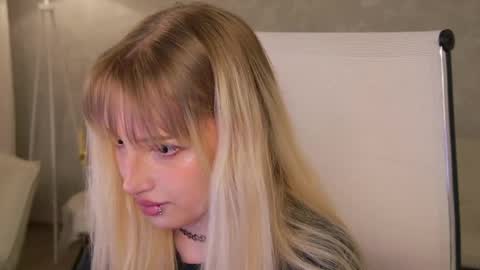 EVA NON NUDE online show from May 27, 4:04 pm