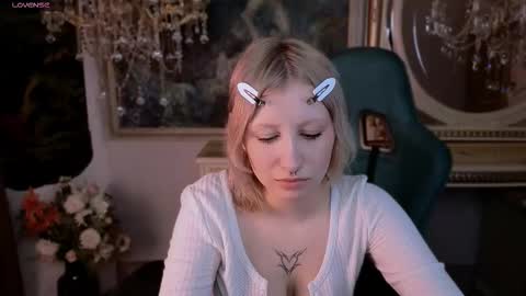 effiemeowley online show from March 4, 4:19 am