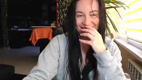 Snapshot of effy_m chatting on October 3, 9:25 am Effy online show from October 3, 9:25 am
