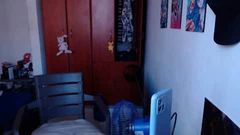 eimy_saenzz online show from April 8, 6:10 pm