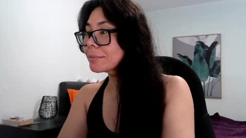 elaramuse_ online show from July 31, 8:26 am