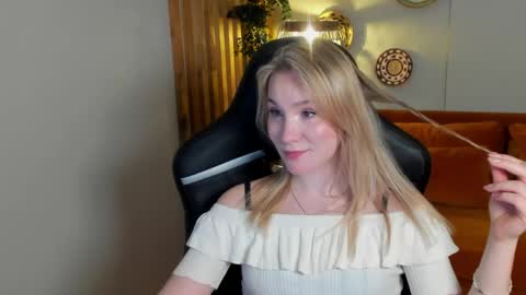 elaravoltage online show from May 12, 5:26 am