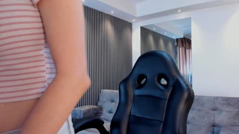 Snapshot of electraa_fox chatting on December 5, 12:33 pm Electra online show from December 5, 12:33 pm