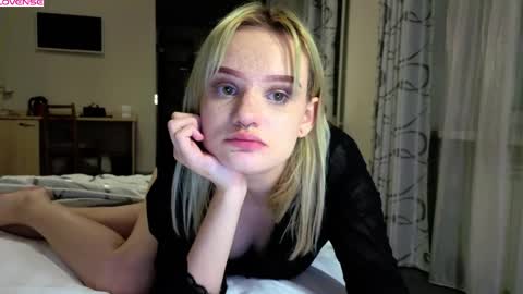 elieiza_xo online show from May 26, 5:12 pm