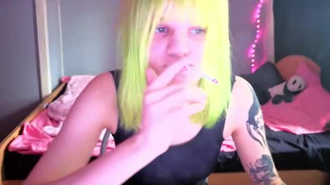 elieiza_xo online show from April 25, 10:07 am