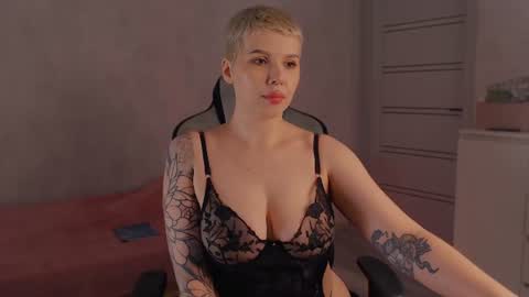 elise_day online show from June 11, 11:51 am