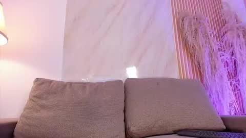 Elizabeth  online show from March 25, 2:20 pm