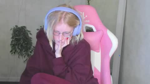 Elizabeth online show from November 28, 2:03 am