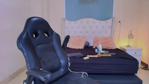 Elizabeth  online show from May 15, 1:11 am