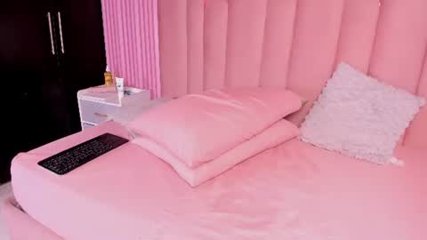 elizabethbloomm online show from July 23, 4:09 am