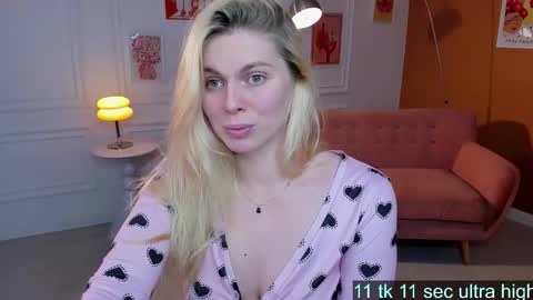 Snapshot of elizabethmad chatting on October 3, 7:24 am elizabethmad online show from October 3, 7:24 am