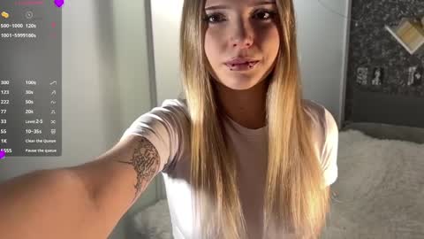 Mia online show from April 5, 3:55 pm