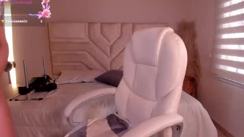 Ella Olmos  online show from May 20, 2:03 pm
