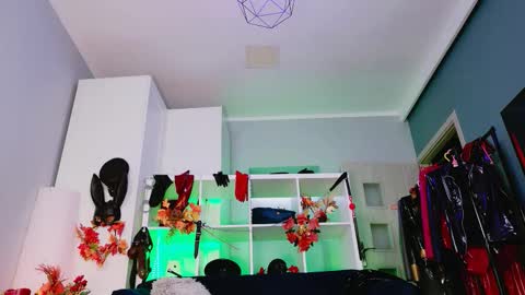 Snapshot of ella_kross chatting on October 5, 6:18 am ella_kross online show from October 5, 6:18 am