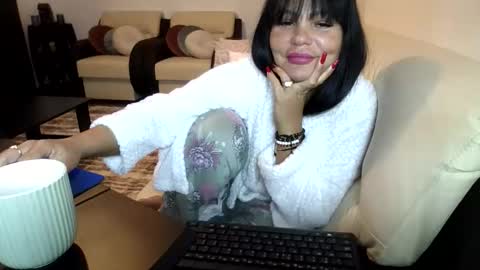 Ella online show from May 5, 6:00 pm