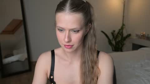 Ella online show from June 19, 6:55 pm